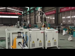 machine à tuyauterie à protecteur d'enveloppe