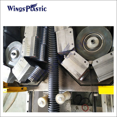 Le mur de double de HDPE de bonne qualité a ridé la machine adaptée aux besoins du client d'extrusion de tuyau de couleur pour le tuyau d'eaux d'égout